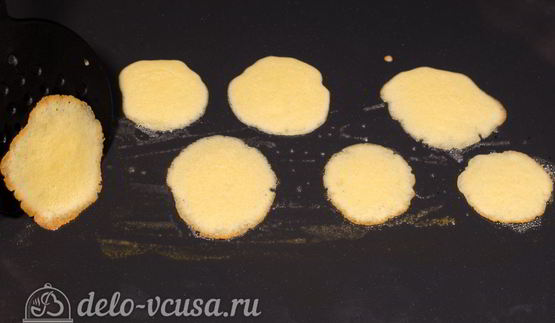 бисквитные розочки на соломке