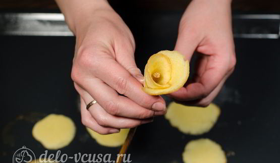 бисквитные розочки на соломке