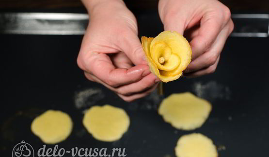 бисквитные розочки на соломке