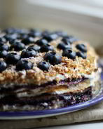 Блинный торт с творогом и черникой