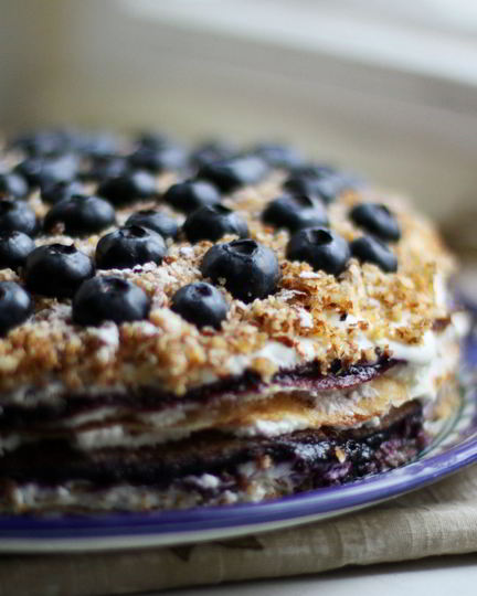 Рецепт блинного торта с творогом и черникой