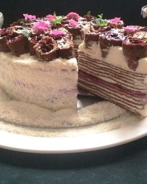 Блинный торт со смородиновым конфи