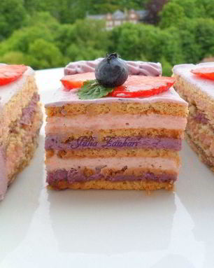 Чеpнично-клубничный торт из печенья