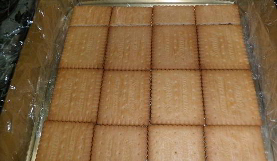 чеpнично-клубничный торт из печенья