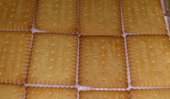 чеpнично-клубничный торт из печенья