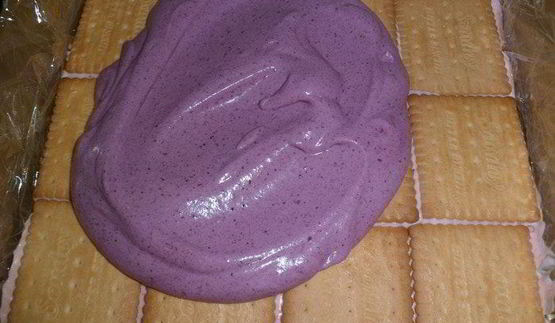 чеpнично-клубничный торт из печенья