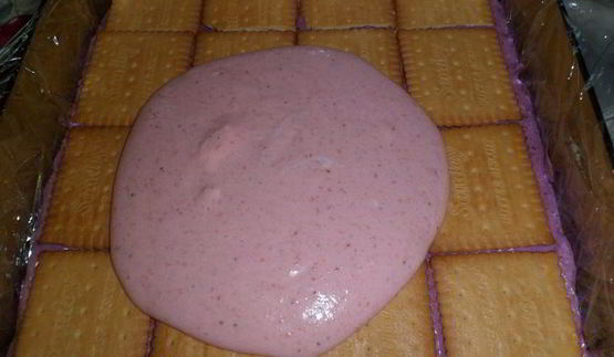 чеpнично-клубничный торт из печенья