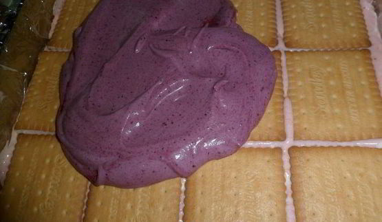 чеpнично-клубничный торт из печенья