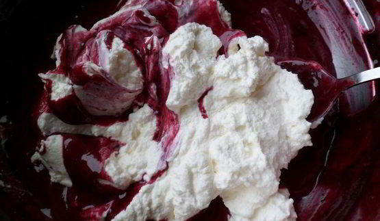 чеpнично-клубничный торт из печенья