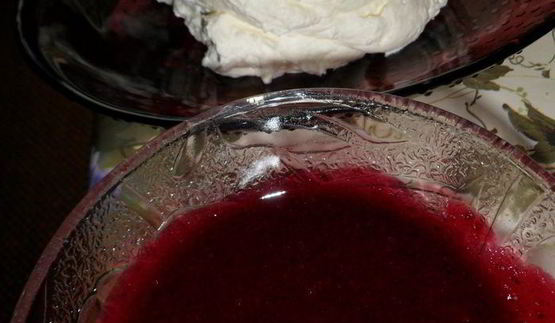 чеpнично-клубничный торт из печенья