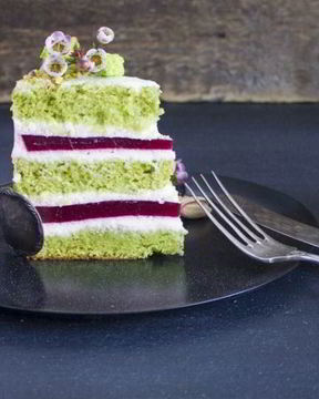 Фисташковый торт с малиной