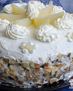 Грушевый торт со взбитыми сливками