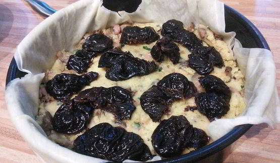 картофельно-грибной торт с черносливом