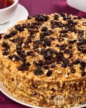 Медовик с черносливом и орехами