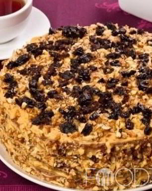 Медовик с черносливом и орехами