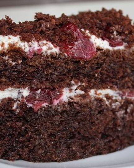 Рецепт миндально-шоколадного торт с вишней на коньяке