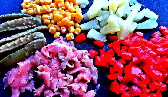 перекус в тортилье с рыбой и овощами