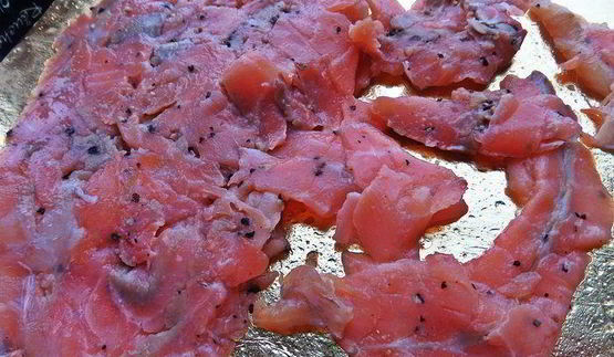 перекус в тортилье с рыбой и овощами