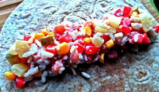 перекус в тортилье с рыбой и овощами