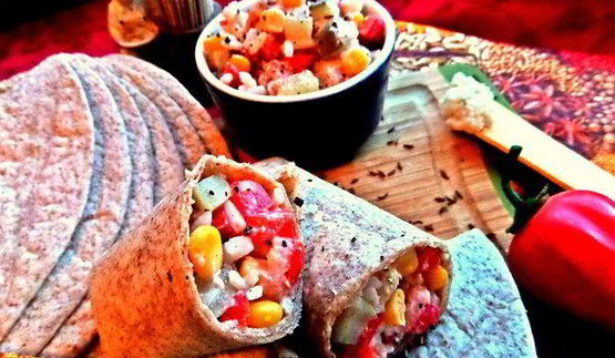 перекус в тортилье с рыбой и овощами