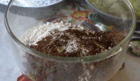 шоколадный торт с клюквой