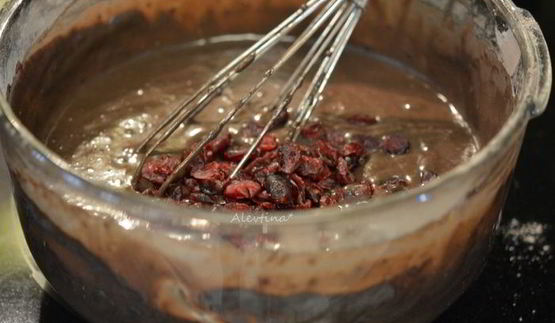 шоколадный торт с клюквой