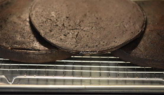 шоколадный торт с клюквой