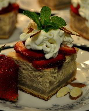 Слоеный торт с клубничной начинкой и кремом Амаретто