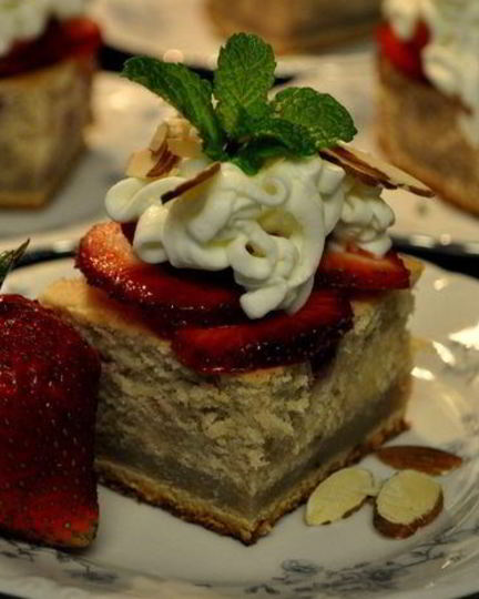 Рецепт слоеного торта с клубничной начинкой и кремом амаретто