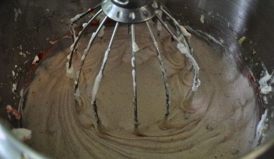 слоеный торт с клубничной начинкой и кремом амаретто