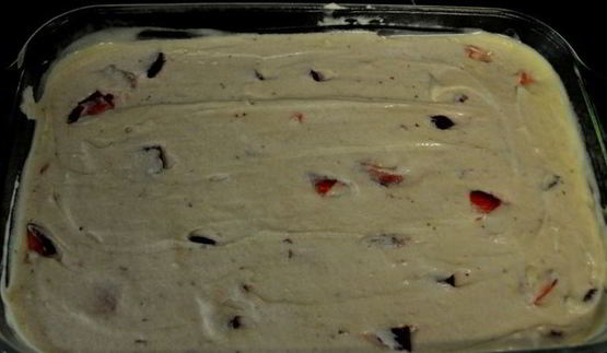 слоеный торт с клубничной начинкой и кремом амаретто