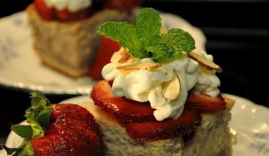 слоеный торт с клубничной начинкой и кремом амаретто