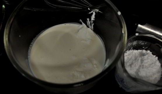 слоеный торт с клубничной начинкой и кремом амаретто