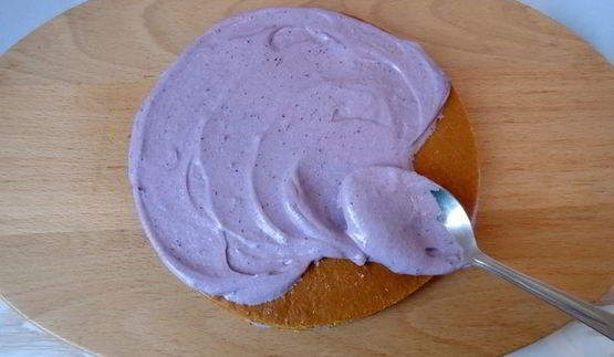 торт медовый с черничным кремом