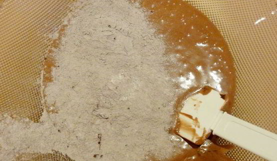 торт с белым и темным шоколадом