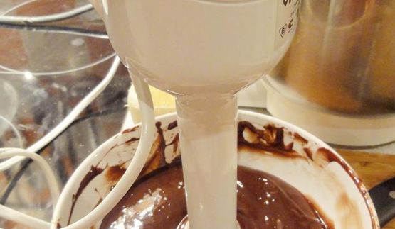 торт с белым и темным шоколадом