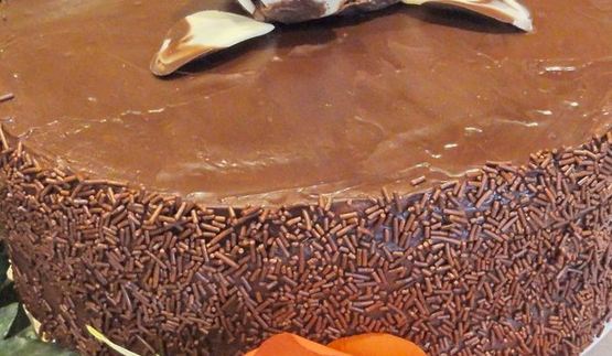 торт с белым и темным шоколадом