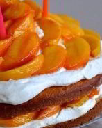 Торт с консервированными персиками и взбитыми сливками