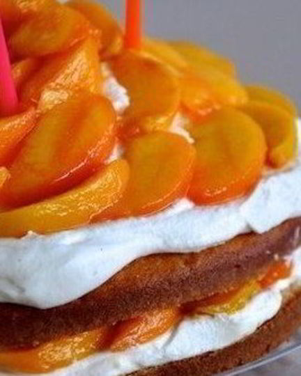 Рецепт торта с консервированными персиками и взбитыми сливками