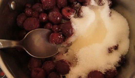 торт шоколадно-вишневый купол