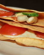 Тортилас с моцареллой, овощами и курицей