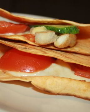 Тортилас с моцареллой, овощами и курицей