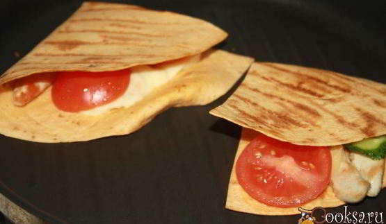 тортилас с моцареллой, овощами и курицей