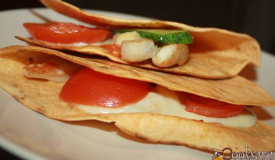 тортилас с моцареллой, овощами и курицей