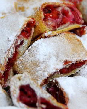 Вишневый рулет