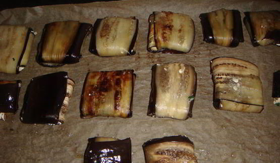 запеченные конвертики из баклажанов