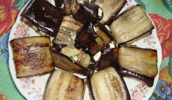 запеченные конвертики из баклажанов