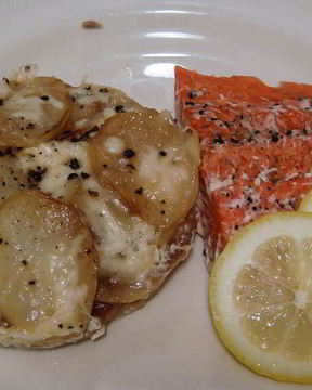 Лосось с картофельной запеканкой