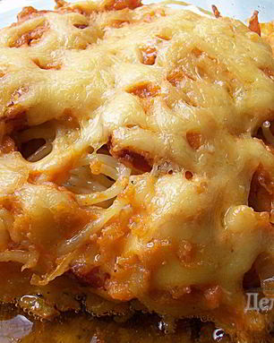 Макаронная запеканка с брынзой, сосисками и охотничьими колбасками