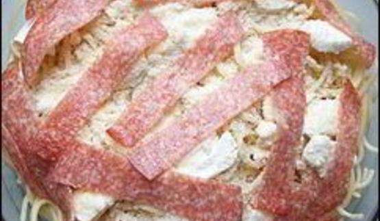 макаронная запеканка с брынзой, сосисками и охотничьими колбасками